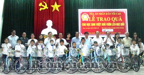 TAND tối cao trao quà cho HS nghèo huyện Quỳnh Lưu