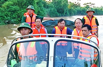 Lãnh đạo Ủy ban ATGT quốc gia thăm hỏi gia đình nạn nhân bị lũ cuốn