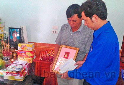 Trao Huy hiệu Tuổi trẻ dũng cảm cho nam sinh cứu người trong lũ