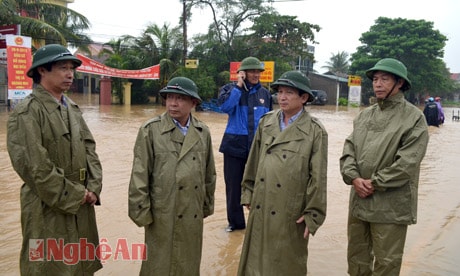 Lãnh đạo tỉnh chỉ đạo công tác cứu dân ở Thị xã Hoàng Mai