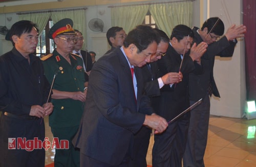 Các đồng chí lãnh đạo tỉnh kính viếng Đại tướng Võ Nguyên Giáp