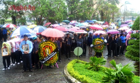 Người dân Quảng Bình đội mưa viếng Đại tướng Võ Nguyên Giáp