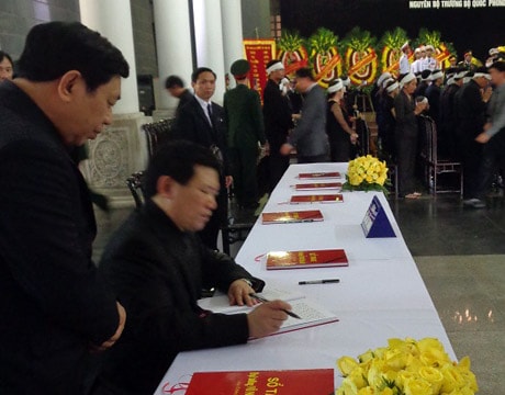 Đoàn ĐB Nghệ An dâng hoa kính viếng Đại tướng Võ Nguyên Giáp