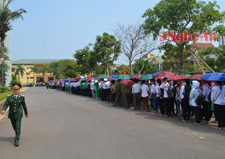 Dòng người tiếp tục đổ về viếng Đại tướng Võ Nguyên Giáp