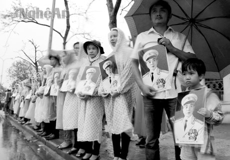 Quê hương nghiêng mình tiễn biệt Người…