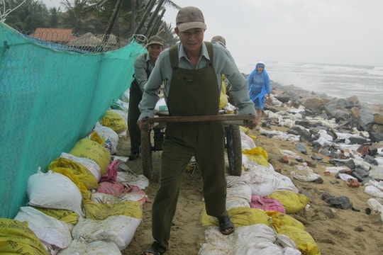 Gió bão đang dựng sóng miền Trung, lập Sở chỉ huy tiền phương