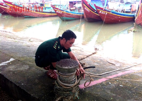 Đồn biên phòng Diễn Thành giúp dân phòng tránh bão số 11