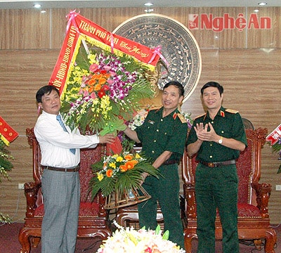 Lãnh đạo thành phố Vinh chúc mừng LLVT Quân khu 4