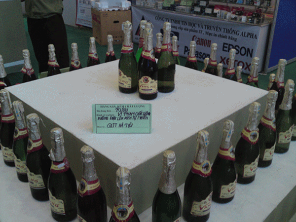 Triển lãm "Hàng giả - hàng thật 2013"