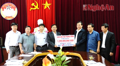 Ban cứu trợ Trung ương ủng hộ đồng bào Nghệ An 1,2 tỷ đồng