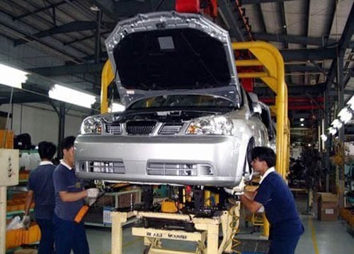 Phá sản ngành công nghiệp ô tô: Nuôi mãi không lớn