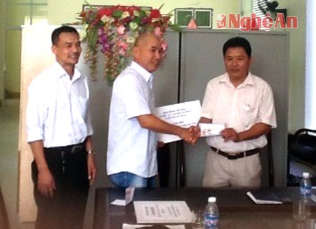 Hội đồng hương Nghệ An tại Matxcơva ủng hộ bà con vùng lũ Hoàng Mai