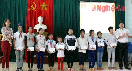 Trao học bổng cho 25 học sinh nghèo học giỏi huyện Nghĩa Đàn