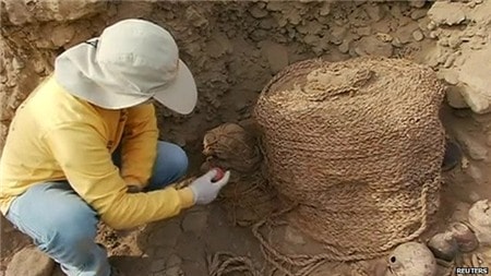 Phát hiện 2 xác ướp kì dị bị... buộc dây chôn sống