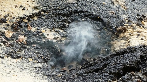 Mặt đường ở TPHCM bất ngờ phát nổ, bốc khói