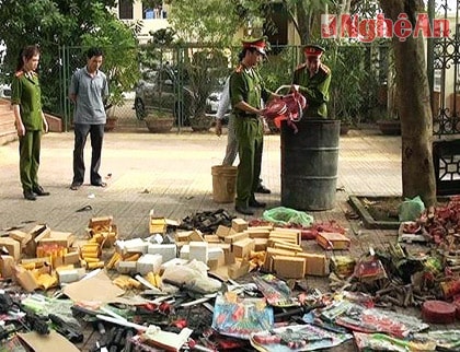 Tiêu hủy vũ khí, công cụ hỗ trợ trái phép và đồ chơi nguy hiểm