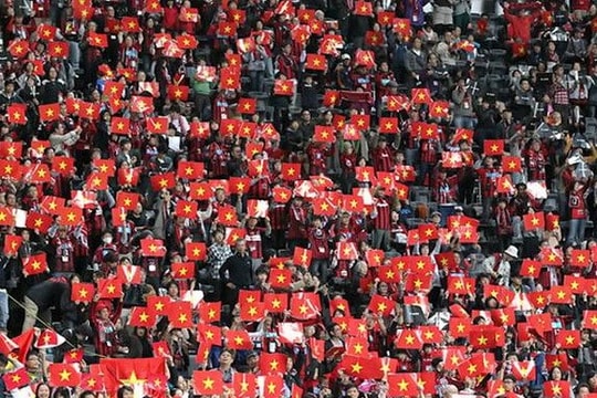 Tin tối 4/11: Cờ đỏ sao vàng "ngập" sân của Nhật Bản