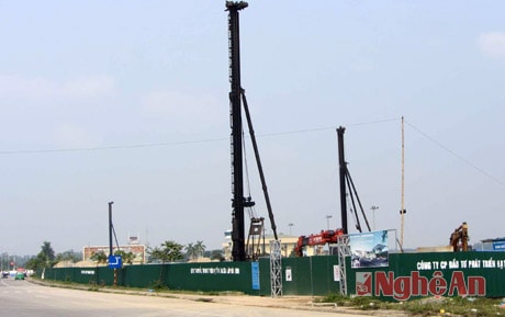 Đình chỉ thi công công trình gây ảnh hưởng nhà dân