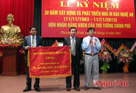 Nhà in Báo Nghệ An: Đón nhận Bằng khen của Thủ tướng Chính phủ