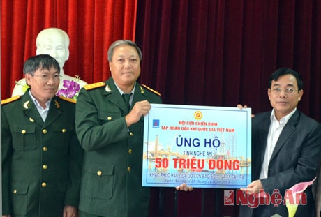 Hội CCB Tập đoàn Dầu khí ủng hộ đồng bào bị lũ lụt