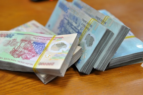 Cấm ngân hàng tăng lương, thưởng nếu chưa dự phòng xử lý nợ xấu