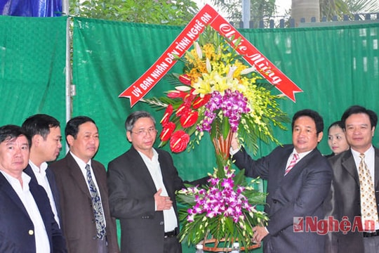 Lãnh đạo tỉnh chúc mừng 90 năm Ngày thành lập Giáo xứ Yên Đại