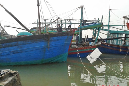 Tàu cá bị sóng đánh chìm đã được lai dắt về bến