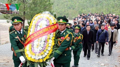 Phó Chủ tịch Quốc hội viếng mộ Đại tướng Võ Nguyên Giáp