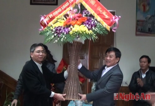 Lãnh đạo TP Vinh chúc mừng Giáo xứ Yên Đại nhân lễ Noel 2013