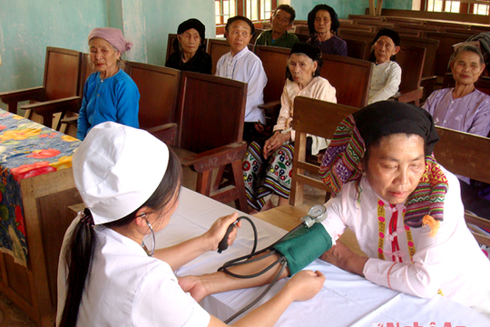 Khám, phát thuốc miễn phí cho người cao tuổi xã Châu Hạnh