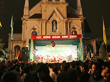 Lãnh đạo TP Vinh chúc mừng Giáng sinh tại giáo xứ Cầu Rầm