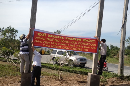 Nông dân lại căng biểu ngữ đòi nợ tiền cá tra