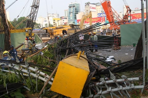 Khối thép rơi sập rào bảo tàng, tạm dừng thi công tháp đôi