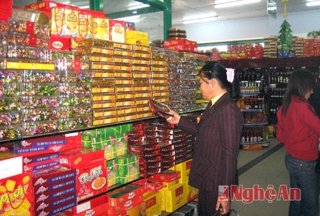 Hàng hoá phục vụ Tết Nguyên đán: Còn trông nhiều bề!
