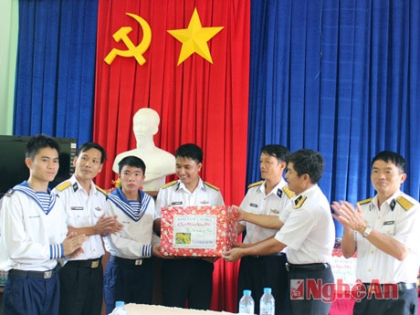 Thăm, tặng quà, chúc tết cán bộ, chiến sỹ trạm ra đa Côn Đảo