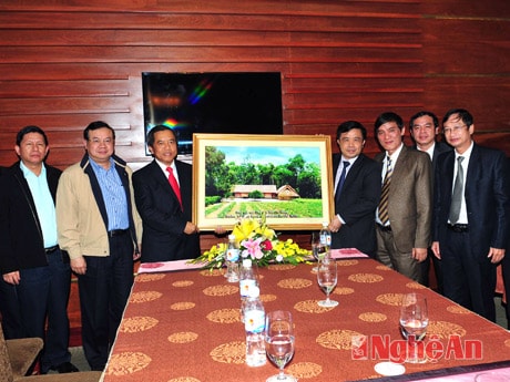 Bộ KH&CN Lào thăm mô hình áp dụng công nghệ cao của Tập đoàn TH