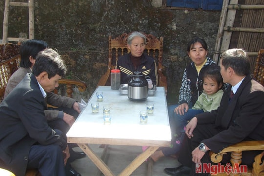 Liên đoàn lao động tỉnh thăm hỏi gia đình các ngư dân gặp nạn