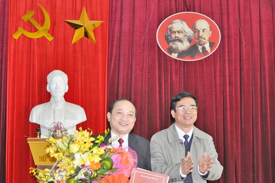 Trao Quyết định bổ nhiệm Hiệu trưởng Trường Chính trị Nghệ An