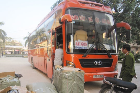 Phát  hiện số lượng lớn pháo lậu và đồ chơi bạo lực trên xe khách