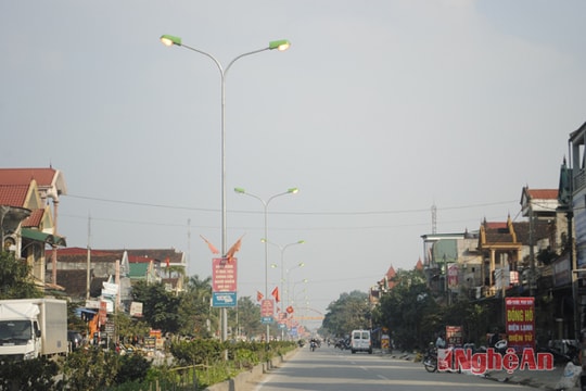 Thị trấn Con Cuông: Hàng trăm bóng cao áp sáng giữa nắng chiều