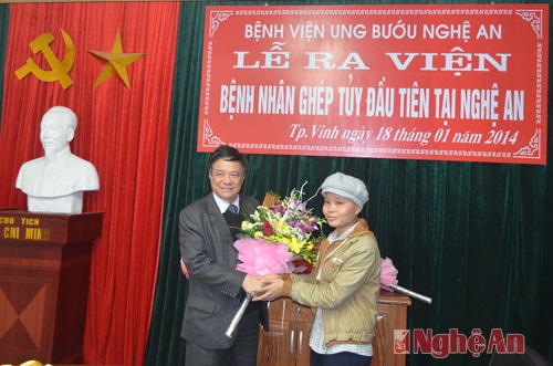 Lãnh đạo tỉnh chúc mừng bệnh nhân ghép tủy đầu tiên