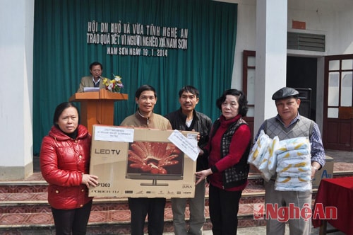 Tặng quà các trường học và hộ nghèo xã Nam Sơn – Quỳ Hợp