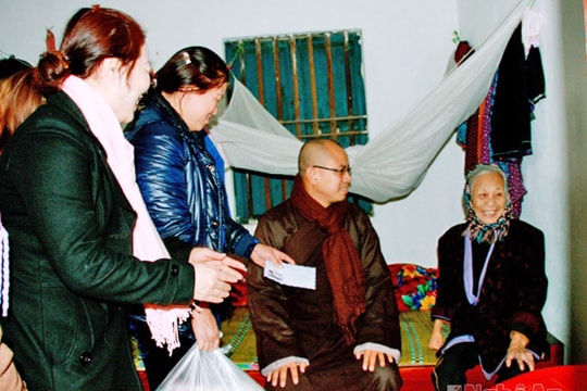 Tăng ni phật tử tặng quà tết cho hộ nghèo đặc biệt khó khăn