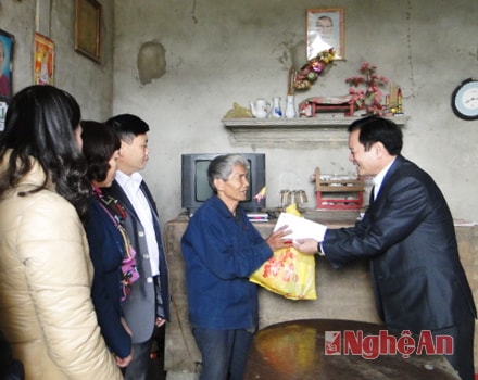 Các ngành, địa phương thăm, tặng quà, chúc tết hộ nghèo