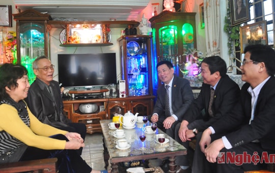 Đồng chí Hồ Đức Phớc thăm, chúc tết văn nghệ sĩ