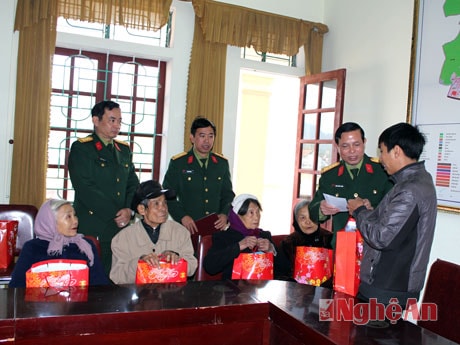 Trao quà Tết cho các hộ gia đình nghèo ở xã Nghi Phương (Nghi Lộc)