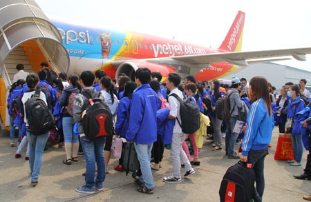 Hơn 330 công nhân, SV nghèo được đi máy bay miễn phí về tết