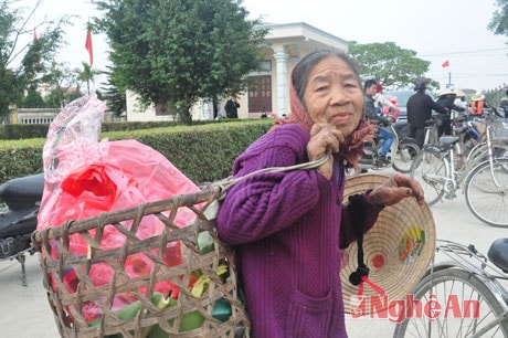 Báo Nghệ An và các DN tặng quà tết cho người nghèo xã Quỳnh Nghĩa