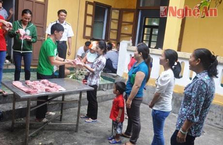 Ấm áp, rộn ràng không khí chuẩn bị Tết ở Trường Sa