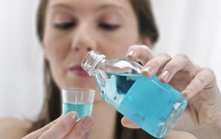 Nước súc miệng tăng nguy cơ đau tim, đột quỵ?